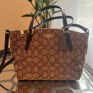 NWT Coach Kelsey crossbody - brown signature “C”